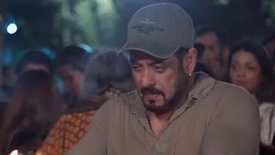 <div class="paragraphs"><p>Salman Khan performs aarti during the Ganesh Visarjan ceremony.</p></div>